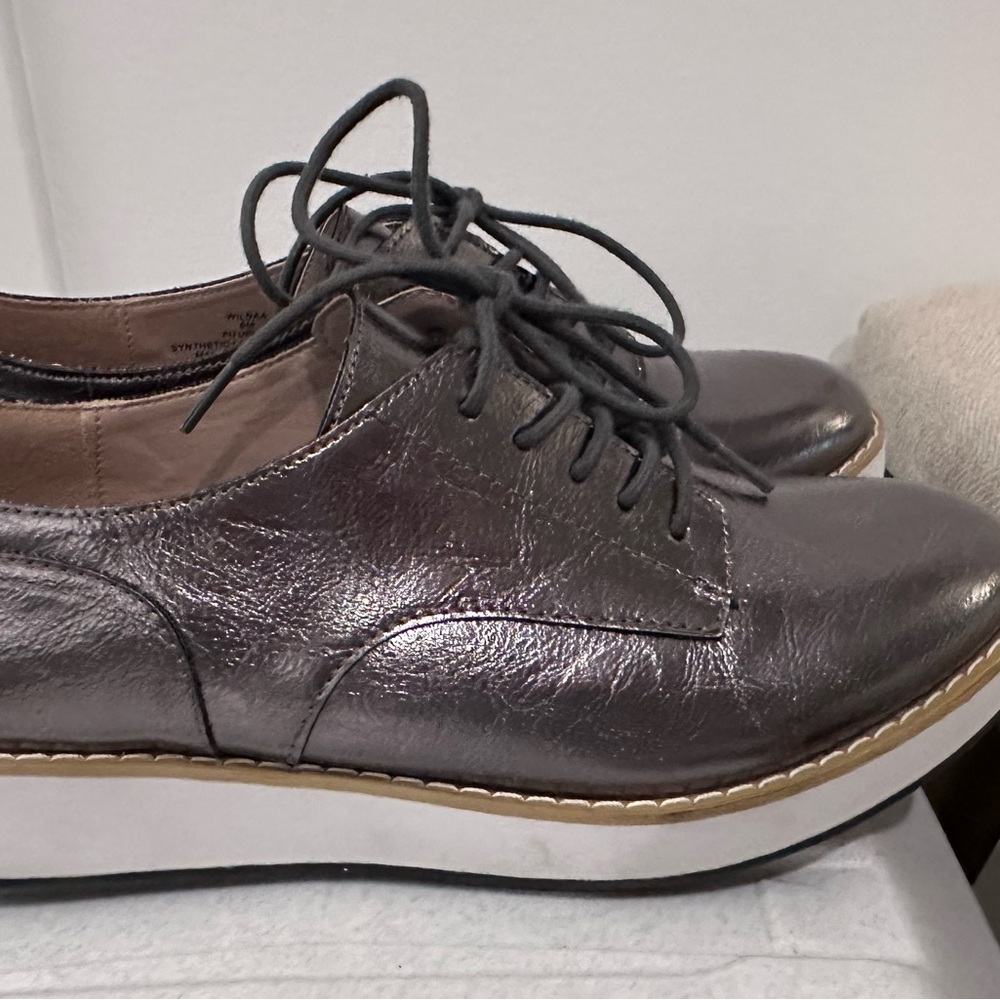Steve Madden Metallic Gray Oxfords with Textured Leather and Cushioned Sole